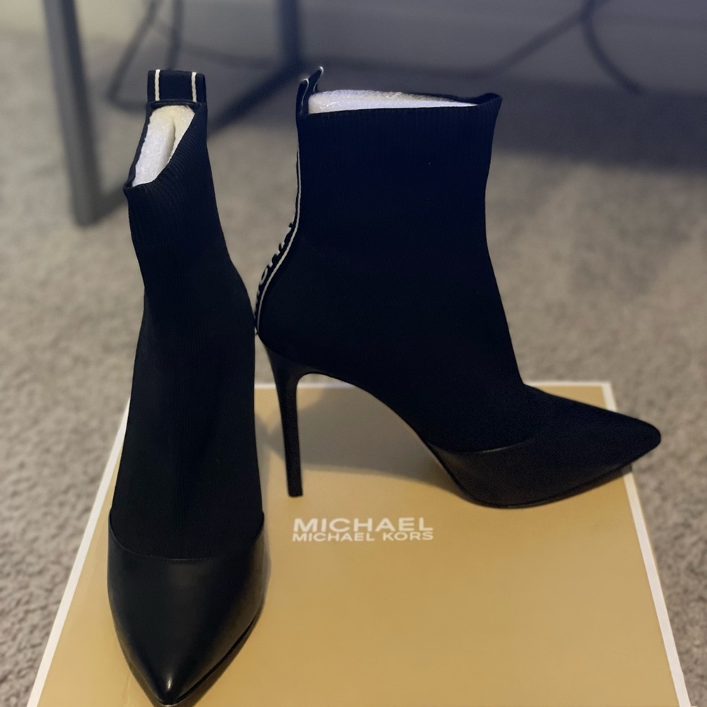 Michael Kors Classic Black Pumps - Picture 6 of 6
